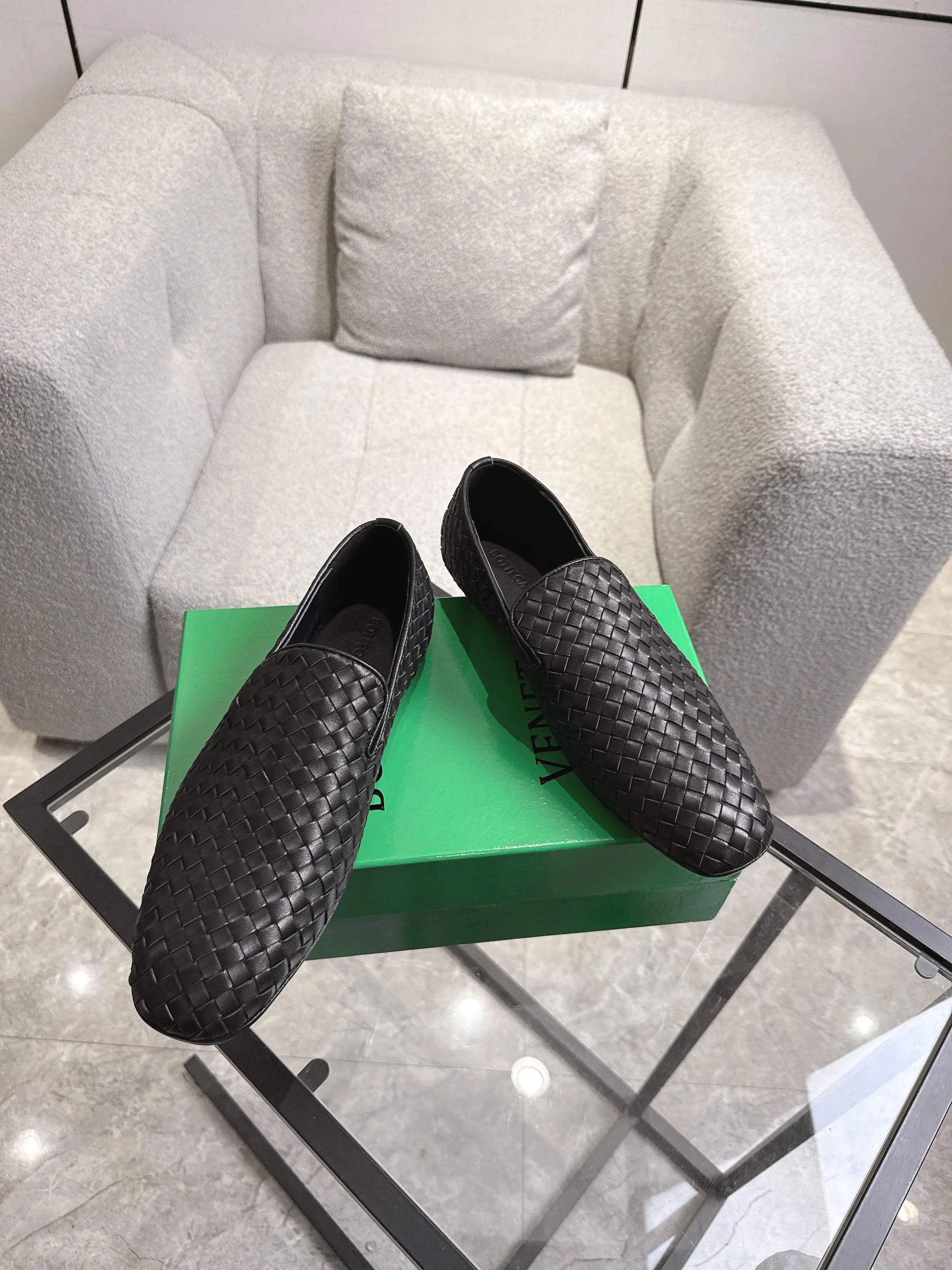 [BV] Top P: 760💰Size for couples: 35-44 (40.41 for women, 38 for men, 45.46.47, custom-made, non-returnable) Bottega Veneta 2025 autumn counter synchronized genuine leather outsole classic woven beanie shoes for couples, Bottega Veneta square-toe flat shoes, imported mixed sheepskin, imported sheep! Leather outsole! [Rose][Rose]! Purely hand-woven and operated, the original board is reproduced one-to-one! quality assurance!
